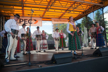 Zespół Góralski z Murzasichla podczas festynu parafialnego
